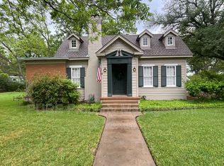 1307 W Lake Dr, Taylor, TX 76574