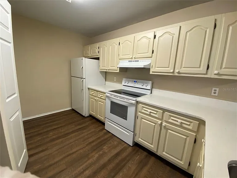670 Kenwick Cir #204 — Photo 11
