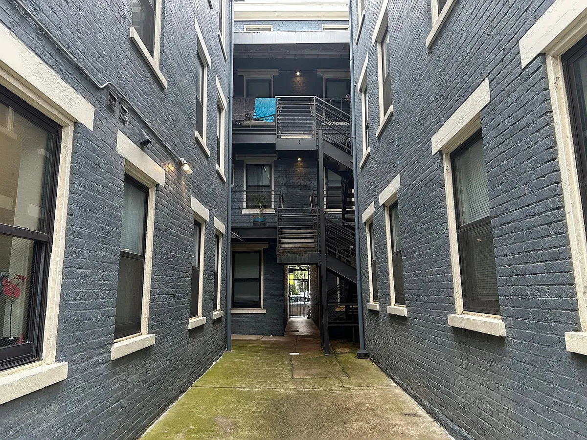 Building Photo - 1404-06 Walnut