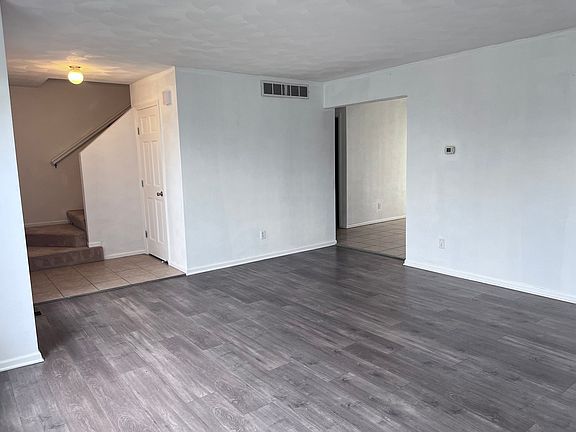 3rd image of 3082 Warwickshire Dr