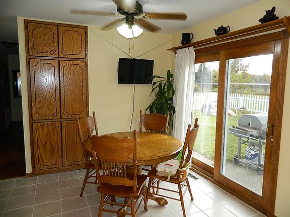 5th image of 869 Vine Ct