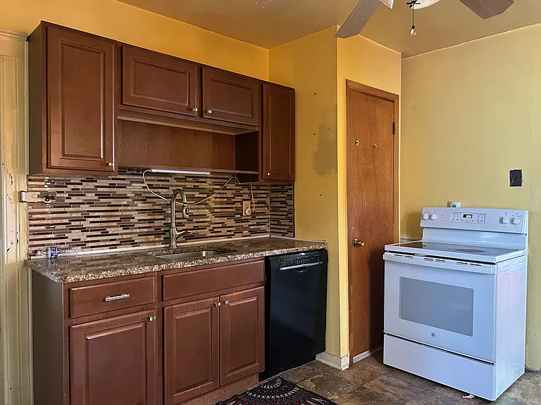 2258 Evaline St — Photo 3