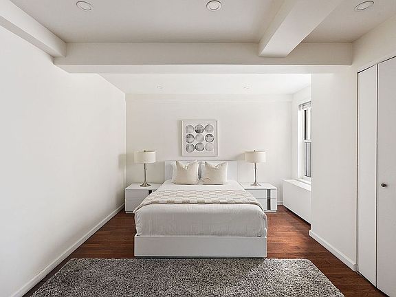4th image of 150 W 51st St #1017