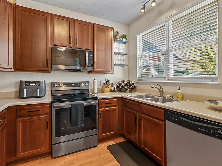 2410 N College Ave — Photo 24