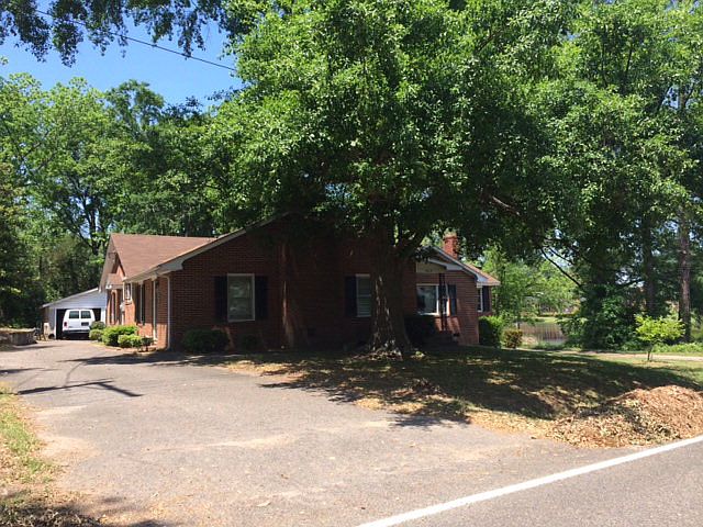 2nd image of 504 McQueen St