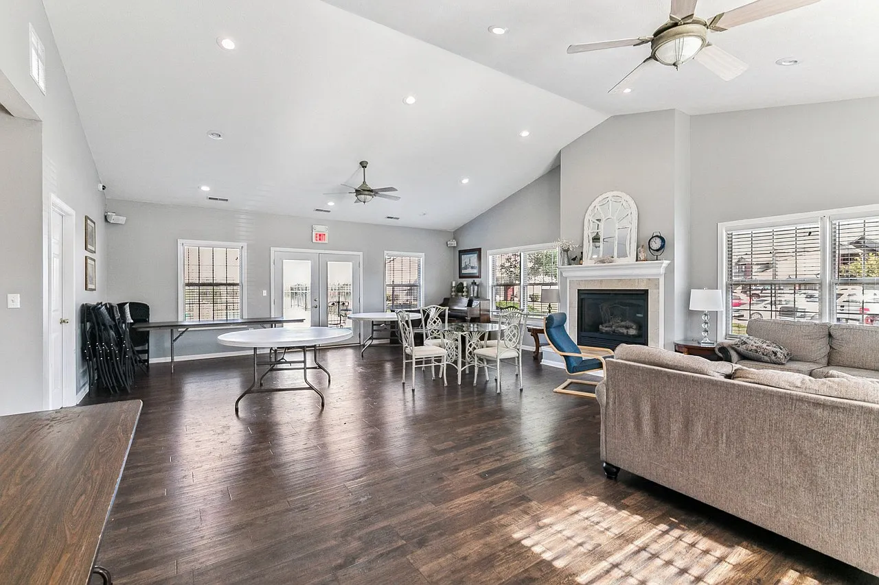 Lake Point Apartments — Photo 4