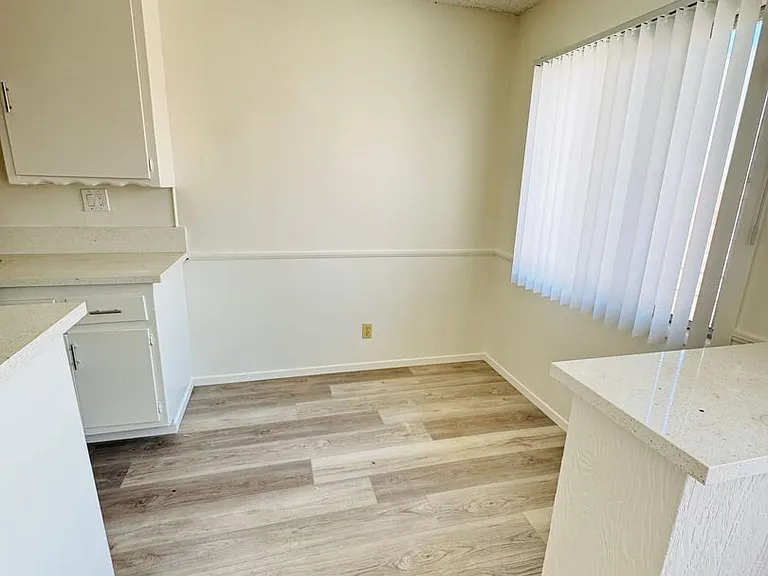 1049 N Mariposa Ave — Photo 3