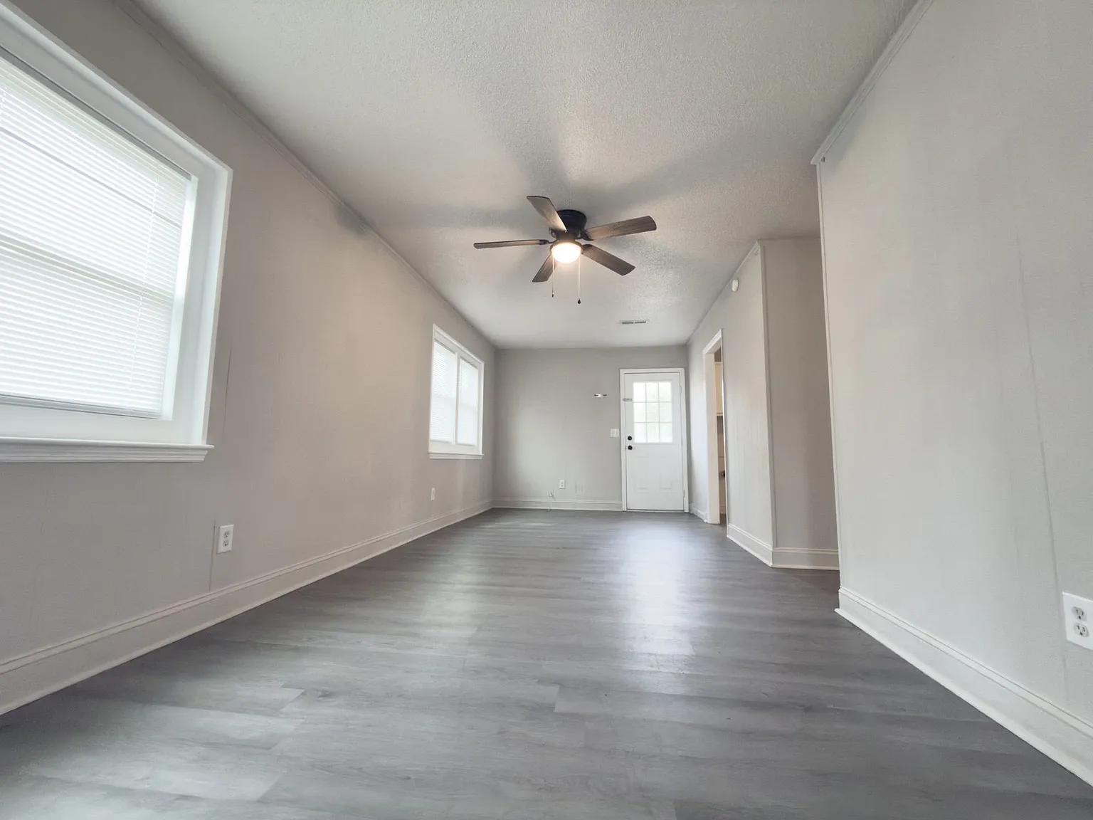 836 White Oak Dr — Photo 2