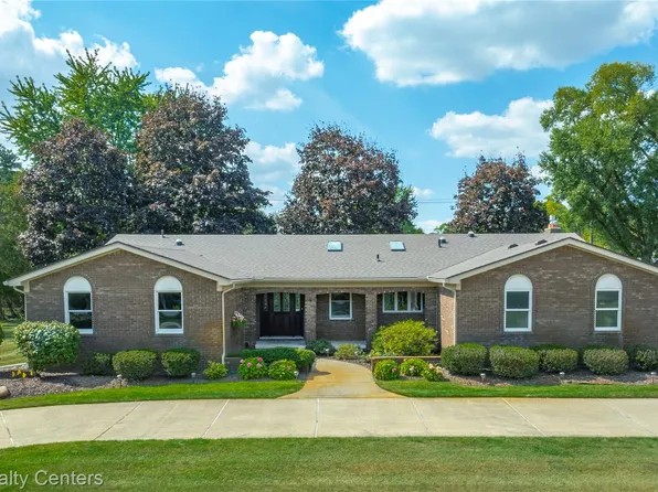 26131 Pleasant Valley Rd, Farmington Hills, MI 48331