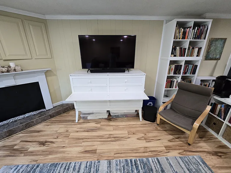 Lower level: additional living space/guest room/additional bedroom