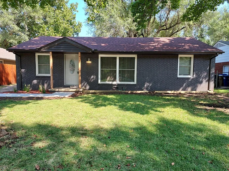 1250 N Westview Dr — Photo 1