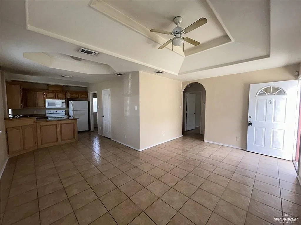 3 bed, 2.0 bath, 4088 sqft, $975 — Photo 2
