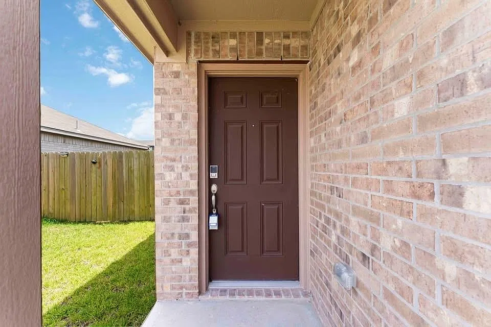 4 bed, 2.0 bath, 1855 sqft, $2,000 — Photo 2