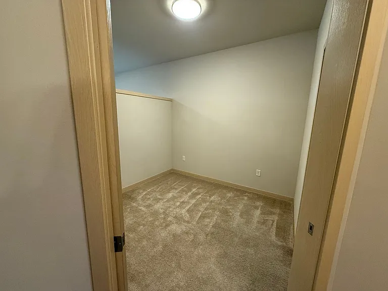 Lincoln Street Apartments — Photo 32
