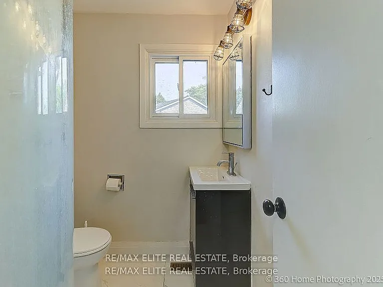 2032 Glenada Cres — Photo 11
