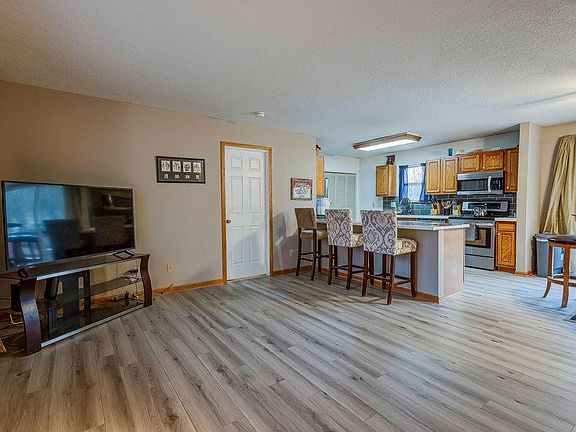 4th image of 155 Jonathon Dr