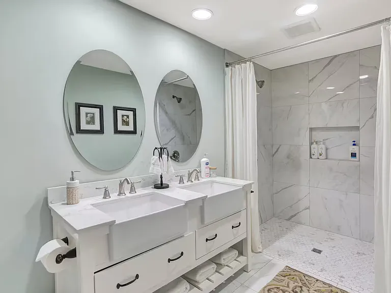 211 NE Main St — Photo 23