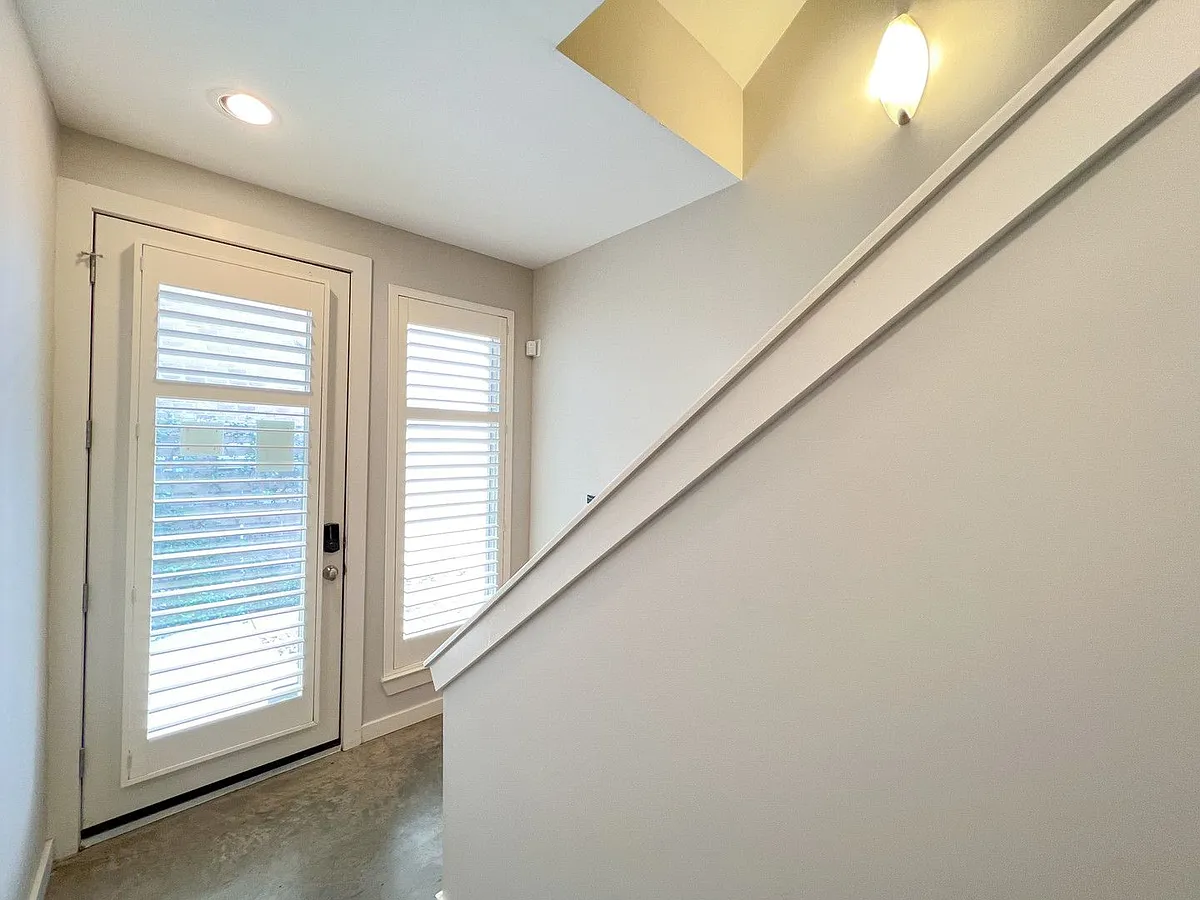 Building Photo - 1205 Kinney Ave #K
