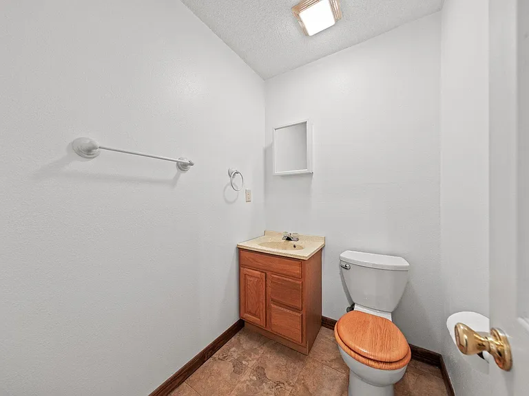122 Beach Dr — Photo 28