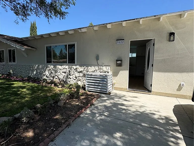 7622 Royer — Photo 8