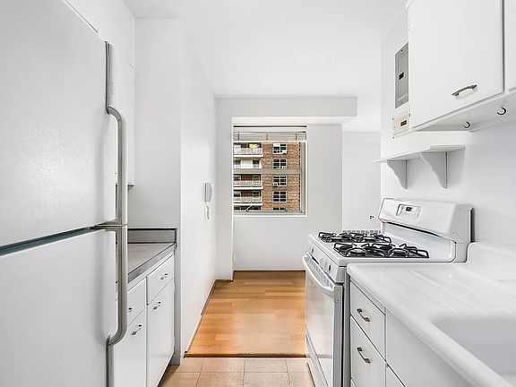 5th image of 80 La Salle St APT 18D