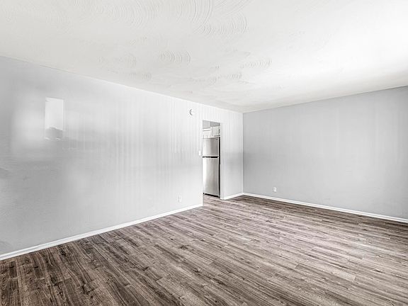 4th image of 1003 Woodbine Way