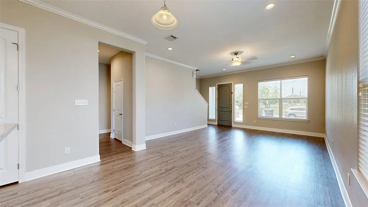 5 bed, 5.5 bath, 2649 sqft, $5,300 — Photo 3