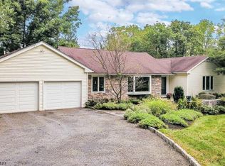 9 Burlinghoff Ln, Lebanon, NJ 08833