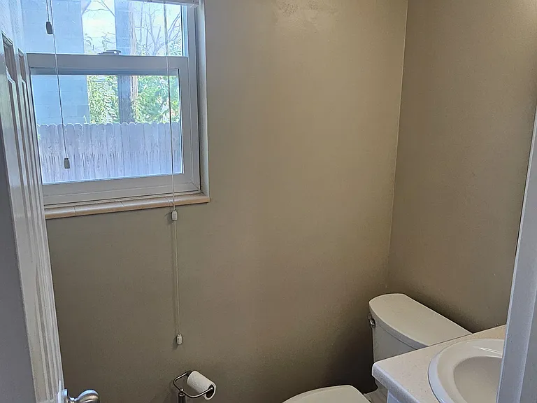 2318 E Claybourne Ave — Photo 9