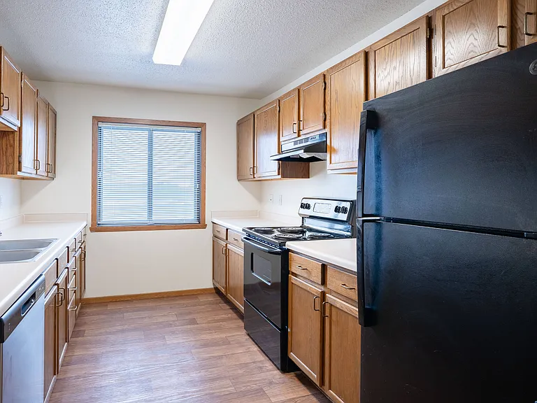Fargo, ND Somerset Apartments | 22A | Kitchen