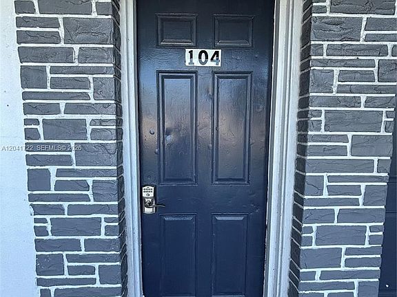 4th image of 1843 Dewey St #104