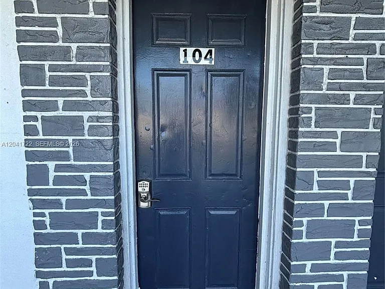 1843 Dewey St #104 — Photo 4