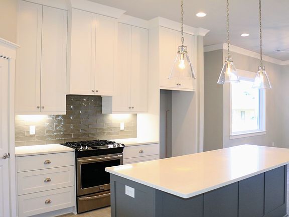 5th image of 1009 Essex Dr