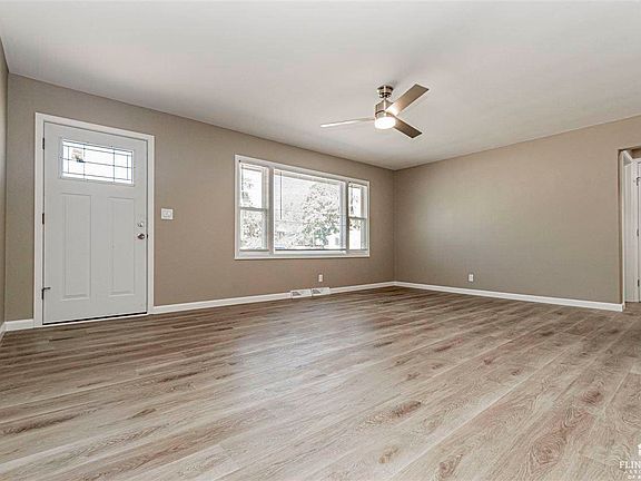 3rd image of 525 Sheridan Dr