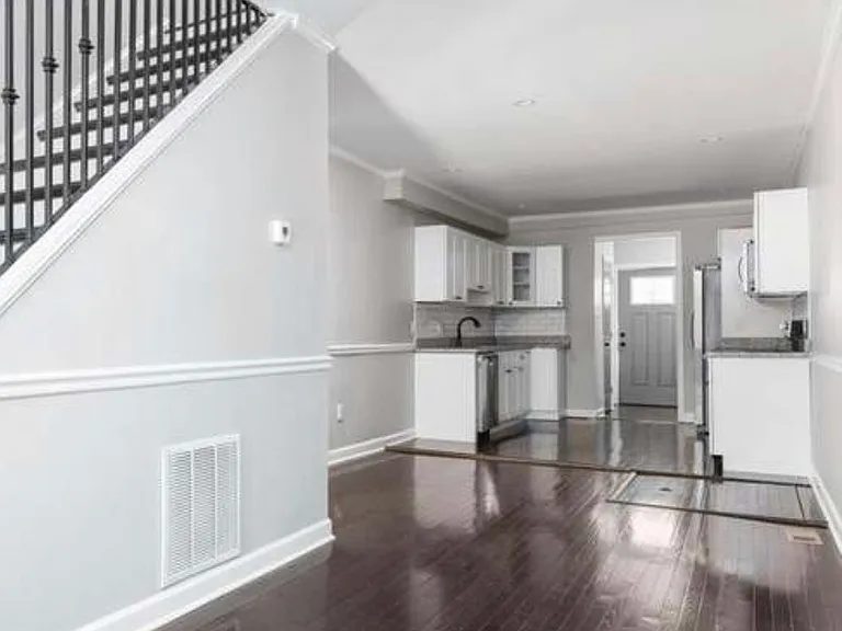1526 Boyle St — Photo 2