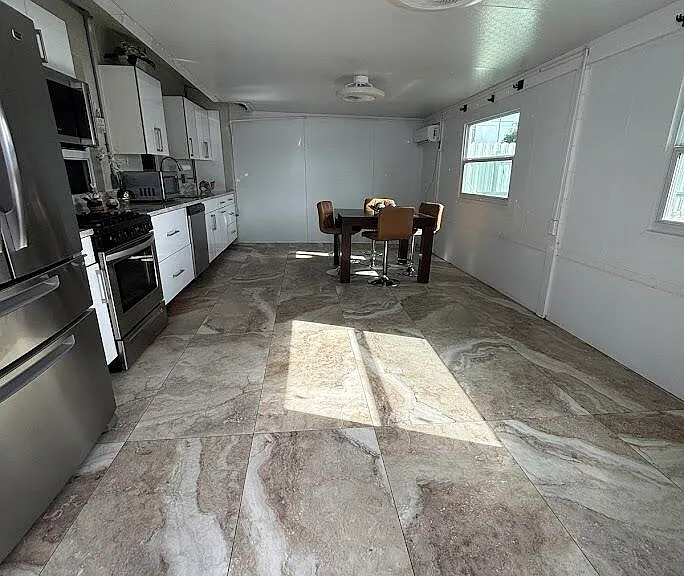 1077 Fernlea Dr #B — Photo 3