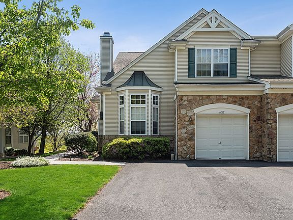End-unit w/double driveway