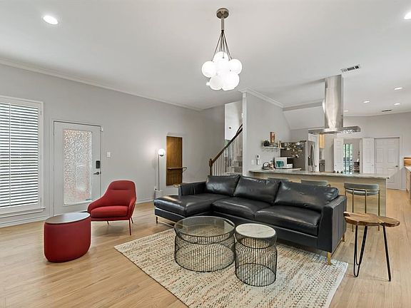 4th image of 3407 White Oak Dr