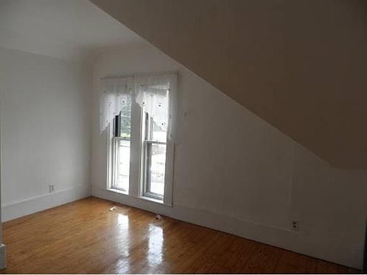 4th image of 42 Courtland St