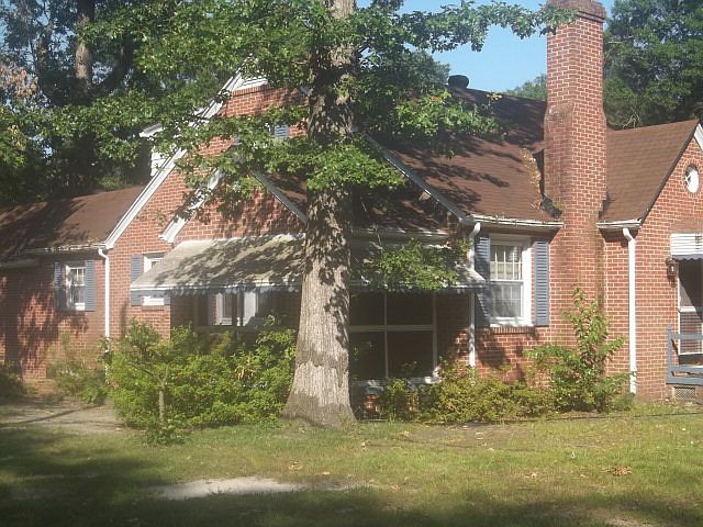 2nd image of 900 Hill St