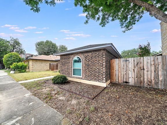 4th image of 608 Fern Meadow Dr