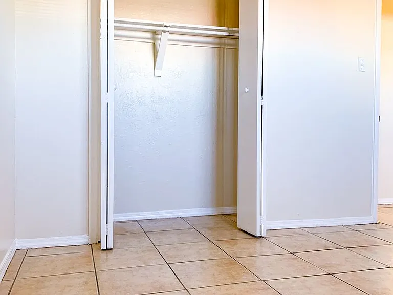 Spacious 2 Bedroom Apartment with Fireplace — Photo 41