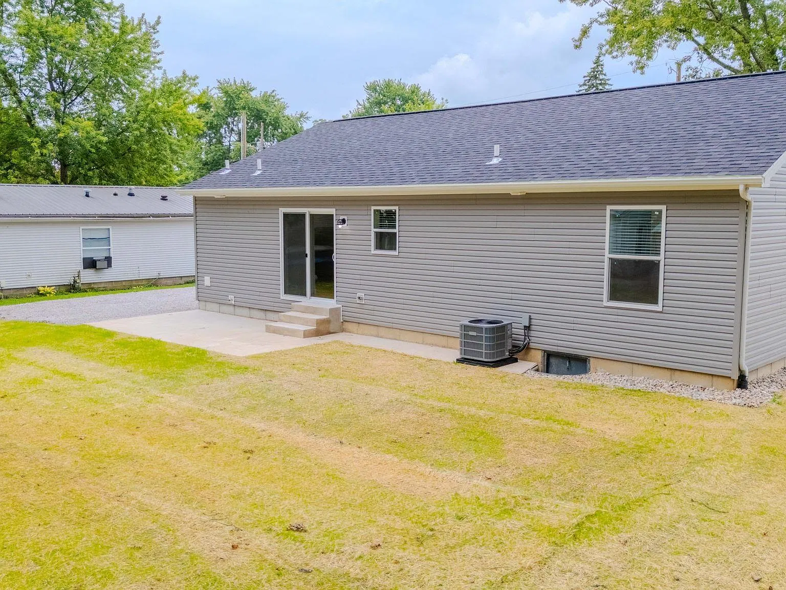 3 bed, 2.0 bath, 1318 sqft, $1,700 — Photo 2