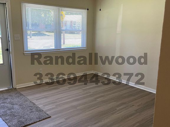 4th image of 1211 Larchmont Dr