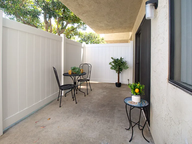 Gold Coast Apartments — Photo 28