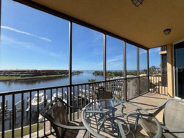 3 bed, 2.0 bath, 1684 sqft, $6,000 — Photo 3