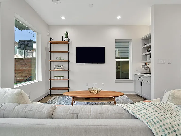 1205 E 28th St — Photo 17