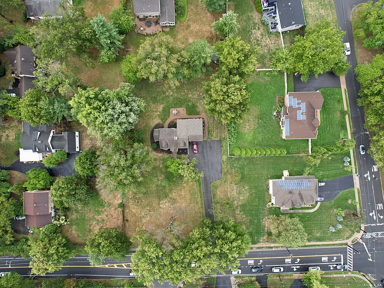 381 Plainfield Rd — Photo 2