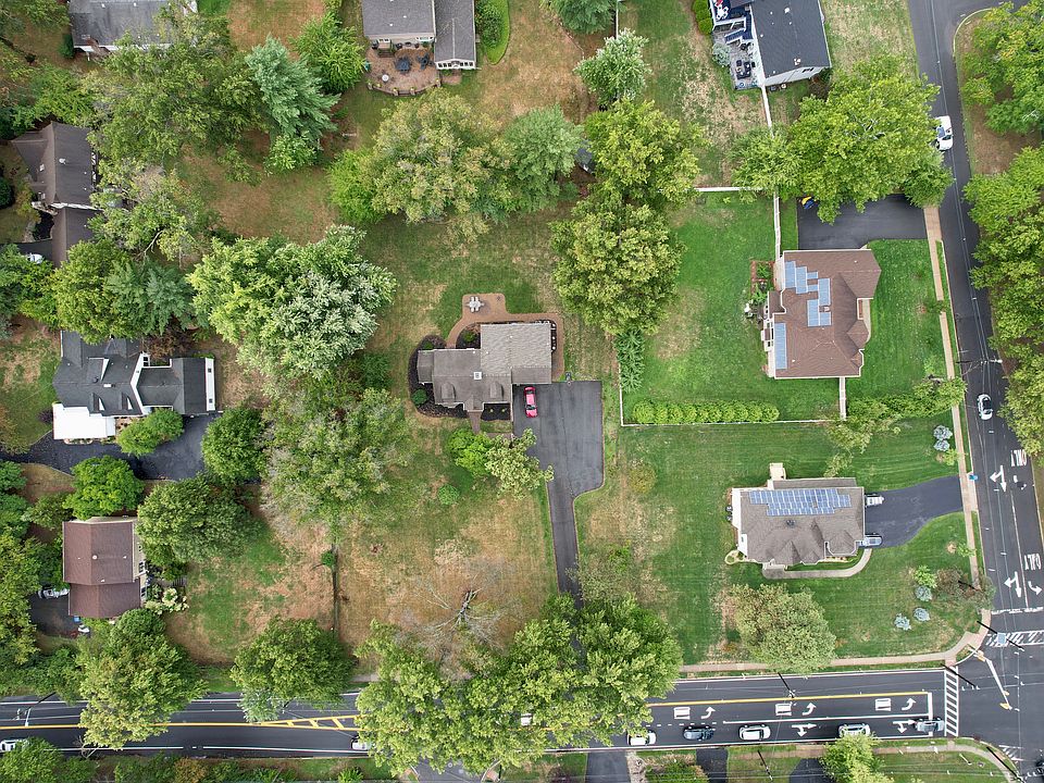 2nd image of 381 Plainfield Rd