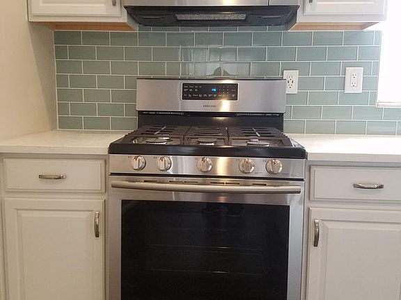 Gas Convection Oven, with 5 burner and griddle plate! 
Convection Microwave!!